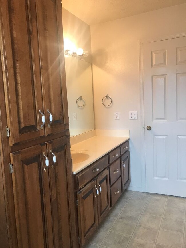 Building Photo - Executive Rental - Charming 3-bedroom 2 bath 2 car garage-available to view now