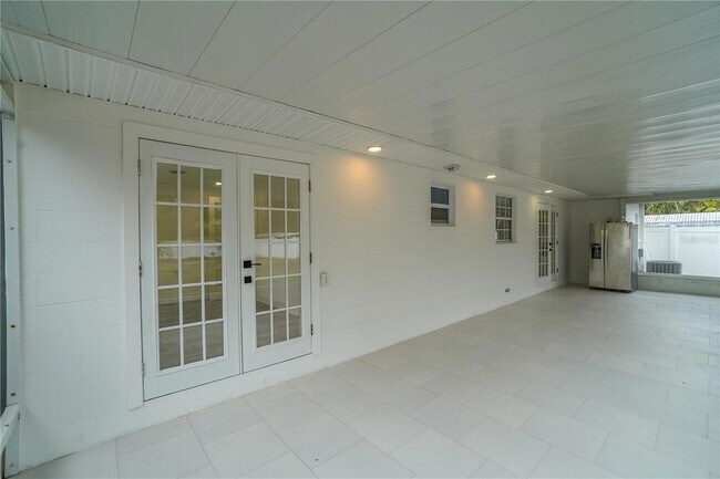 Building Photo - 985 Liberty St