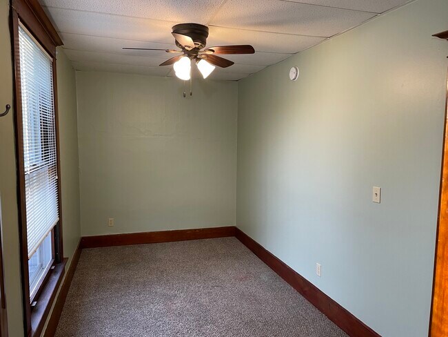 9 x 12 bedroom - 661 N Washington St