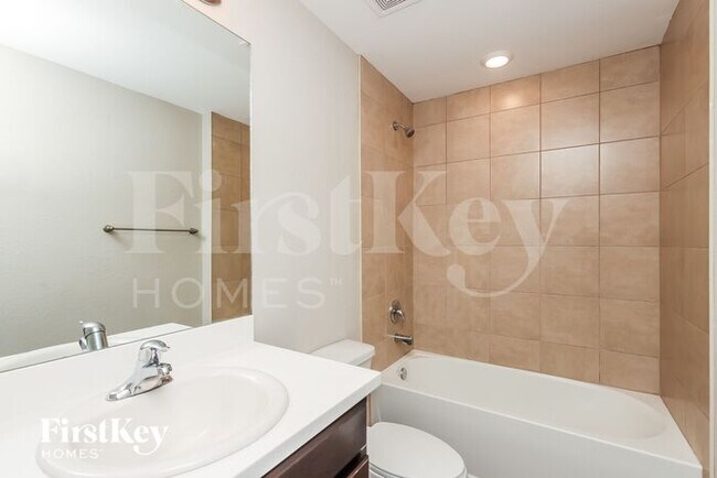 Building Photo - 133 NE 9th Ct