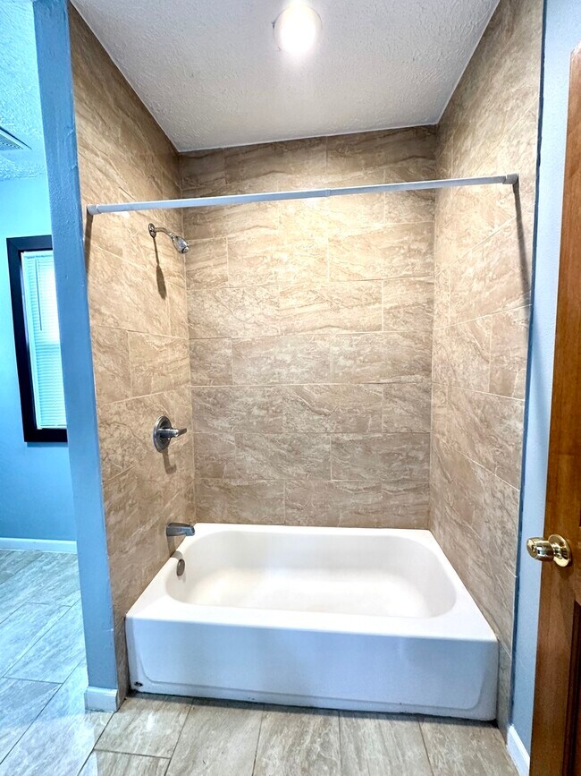 Building Photo - 408 S Gardiner Ave