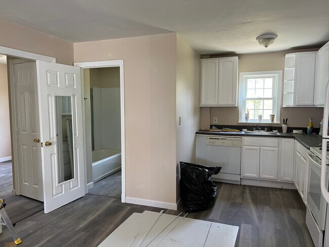 Building Photo - 10 Perley St