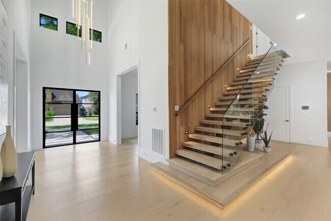 Building Photo - 6618 Schiller St