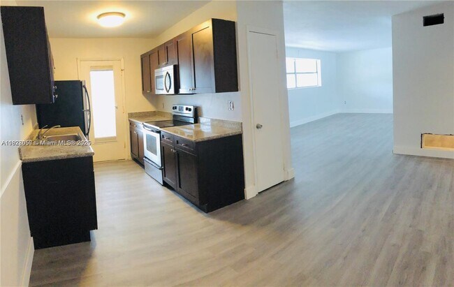 Building Photo - 6910 Bay Dr