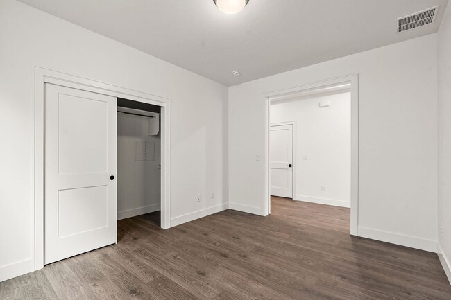 Building Photo - 1806 N Black Elm Ln