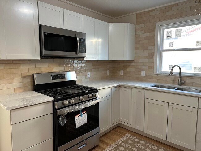 Building Photo - 3213 Hollywood Ave