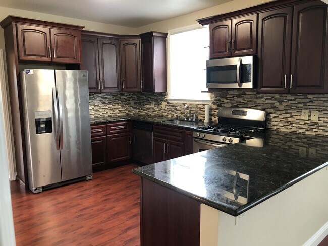 Building Photo - 873 Apgar St