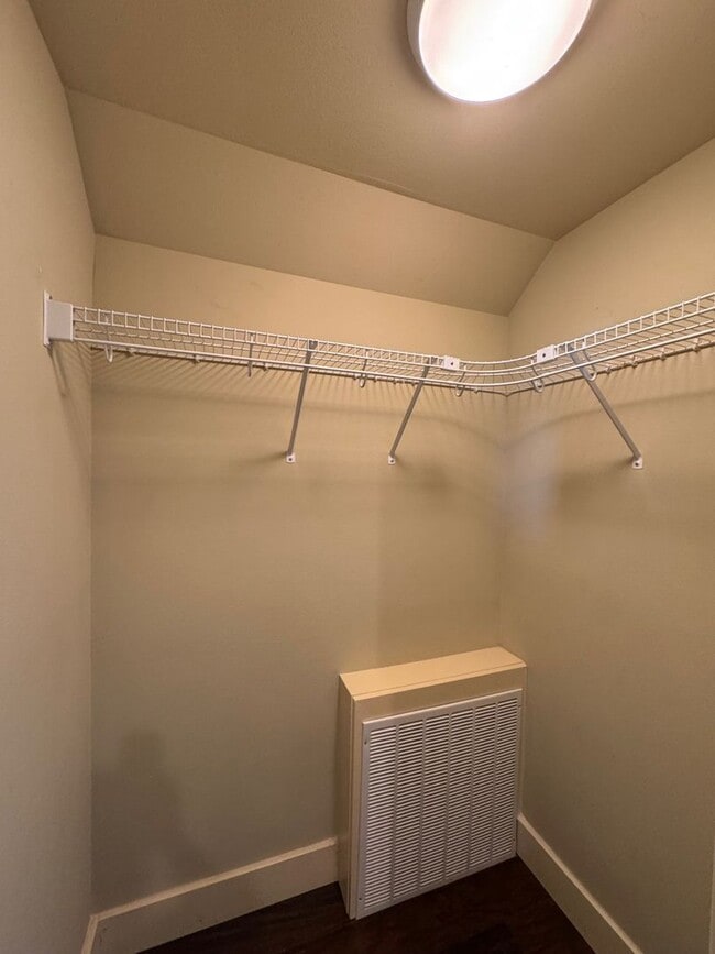 Building Photo - Cozy 3 bed 2.5 bath townhome on North Quee...