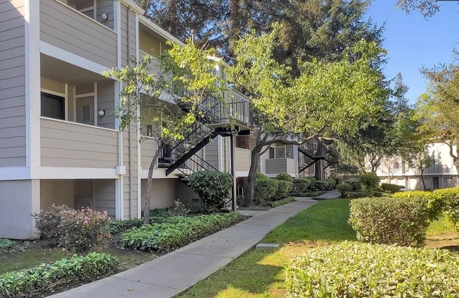 Building Photo - 295 Stonegate Cir