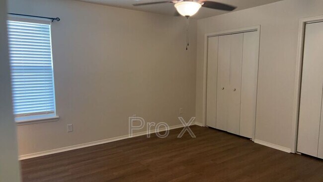 Building Photo - 1209 W Bishop Dr