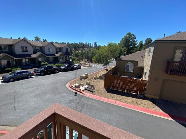 Building Photo - 1402 E Scarlet Dr
