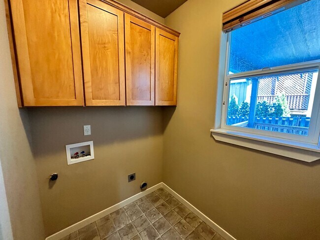 Building Photo - SPACIOUS SINGLE FAMILY HOME LOCATED IN SW REDMOND!