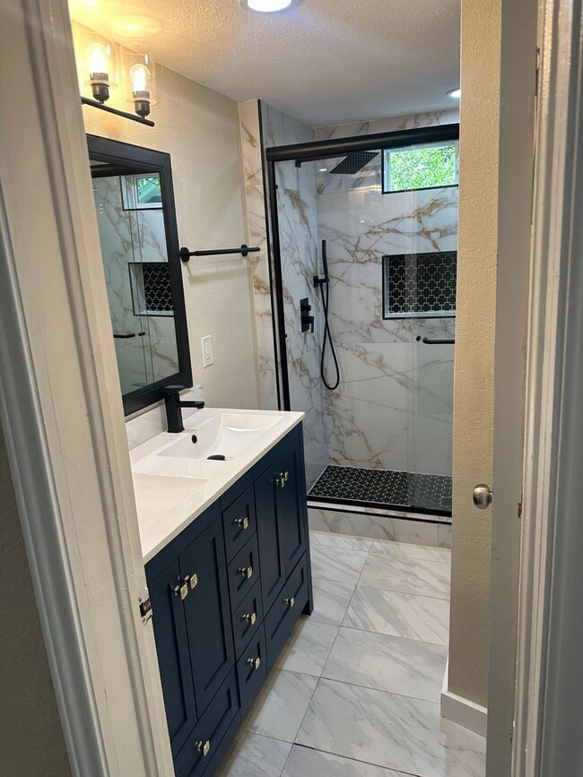 Building Photo - Large 5 Bedroom House in North Campus!