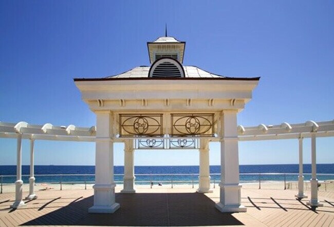 Building Photo - 240 Norgrove Ave