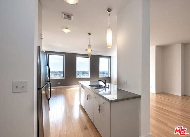 Building Photo - 3810 Wilshire Blvd