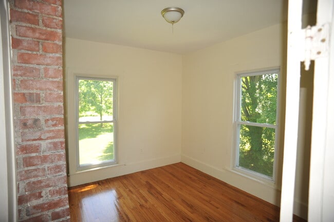 Building Photo - 8071 River Rd