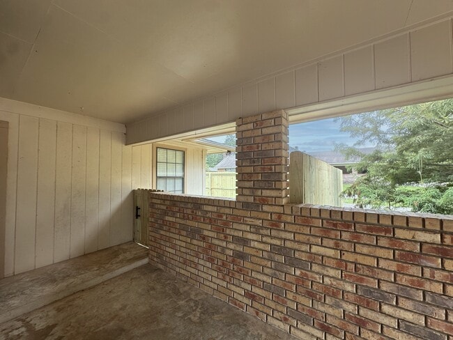 Building Photo - 5805 Sidney Dr