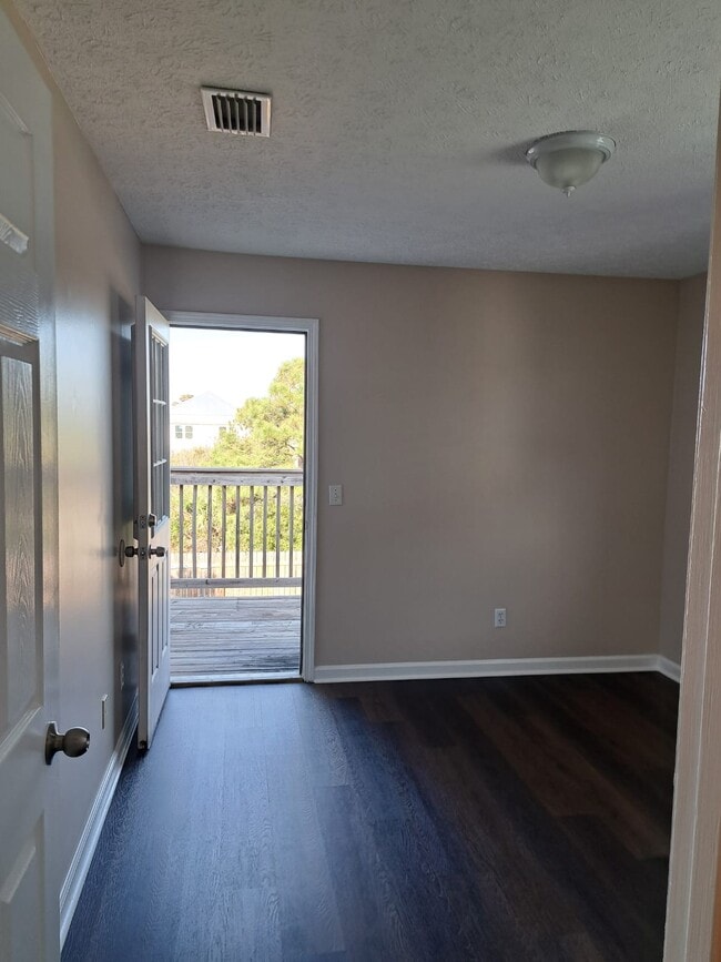Building Photo - 5518 Beach Dr