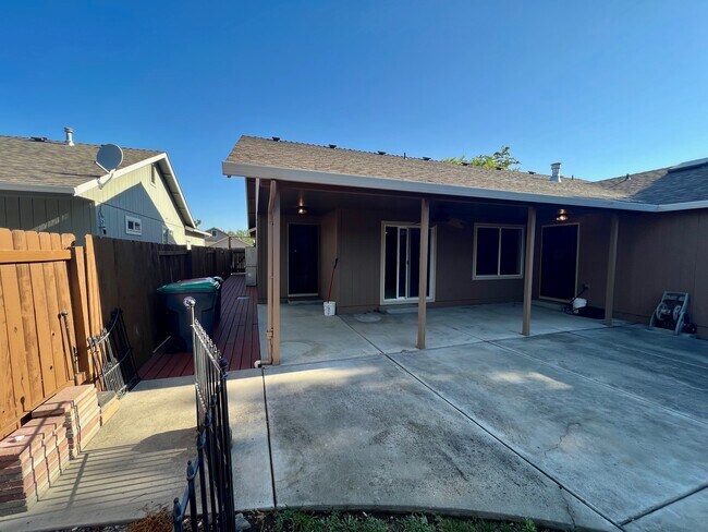Building Photo - 923 Hampton Way