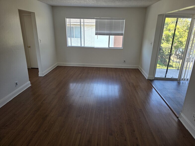 Building Photo - 947 Tamarack Ln