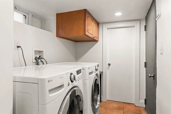 Building Photo - 334 Mystic St