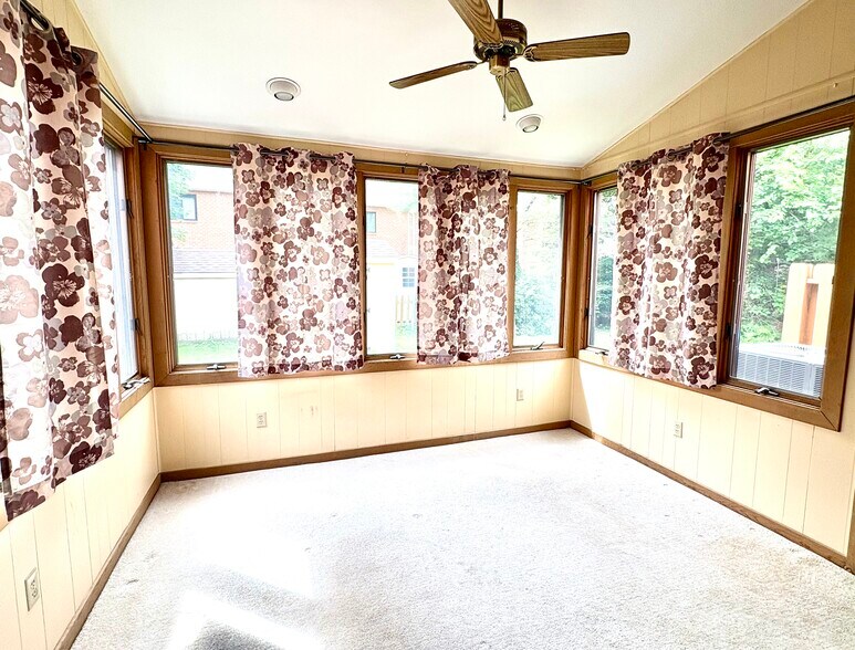 sun room - 224 Towyn Ct