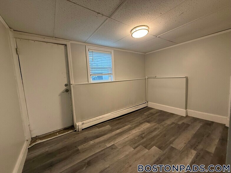 Building Photo - 126 Leyden St