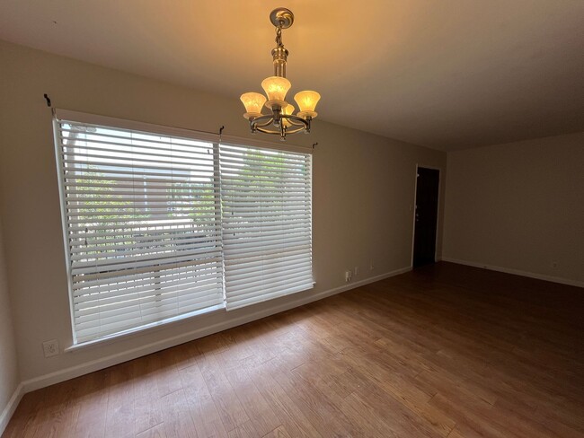 Building Photo - Freshly Updated Condo
