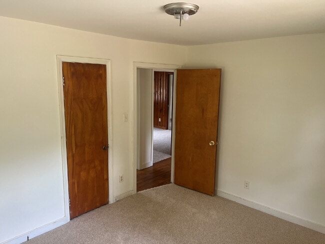 Building Photo - 3 Bedroom Rancher on Spacious Lot