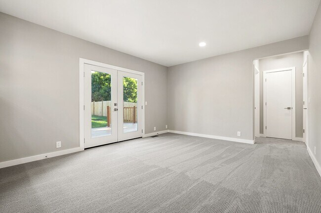 Building Photo - Inviting Everett Home Featuring 3 Bedrooms, Fireplace, and Fully Fenced Backyard