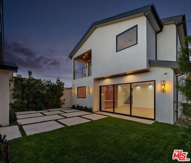 Building Photo - 3517 Redwood Ave