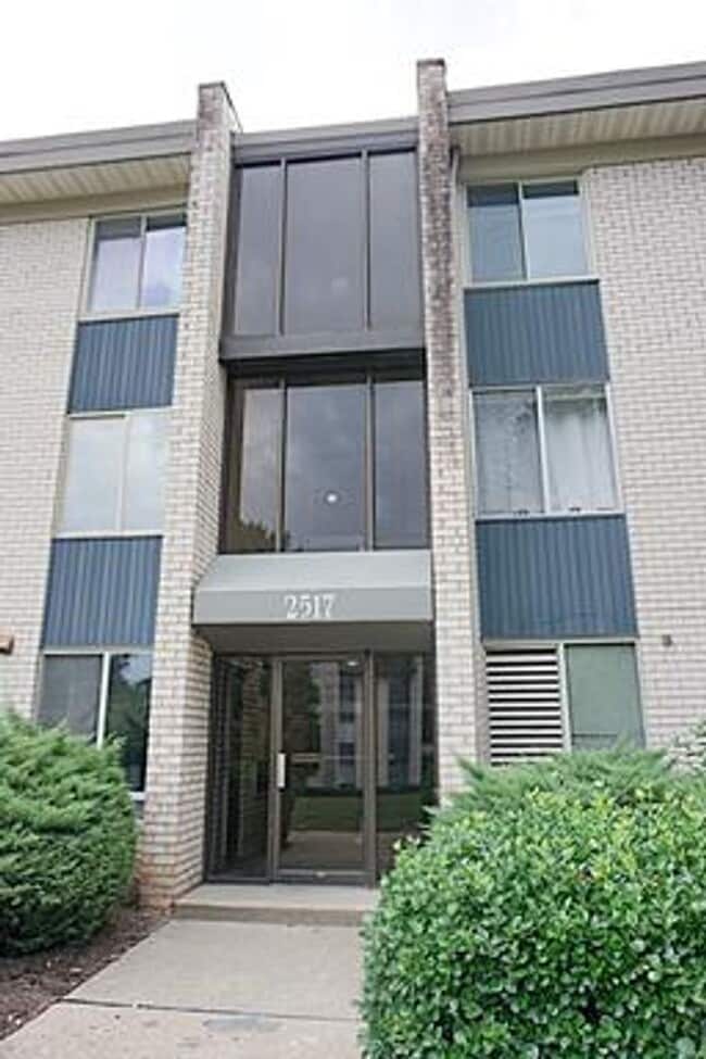 Building Photo - Beautifully Remodel Top-Level Condo!
