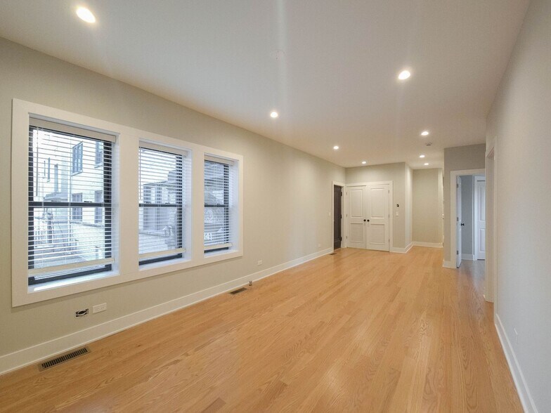 Building Photo - 4912 N Hermitage Ave