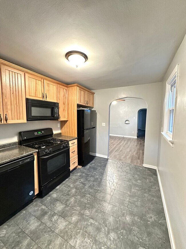 Building Photo - Charming 2 Bed, 1.5 Bath w/ Bonus Space in...