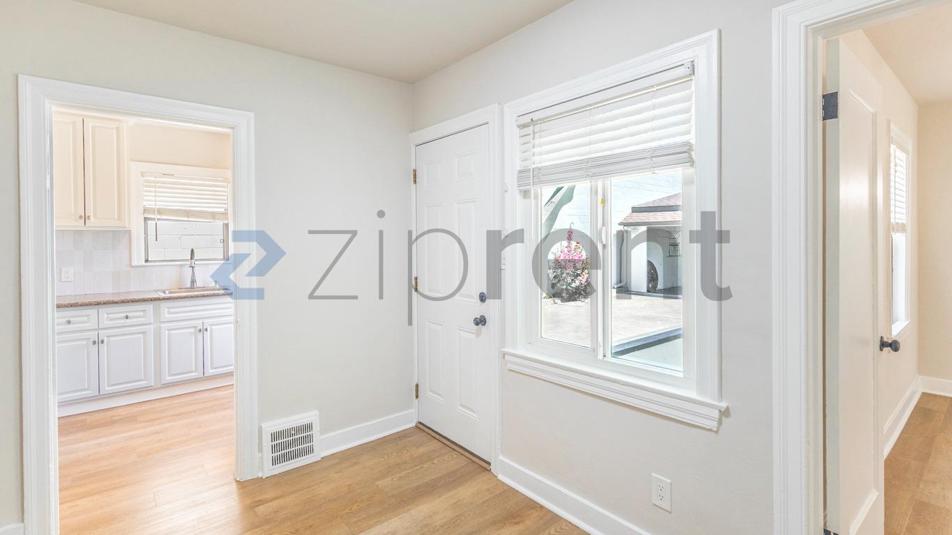 Building Photo - Unit 4