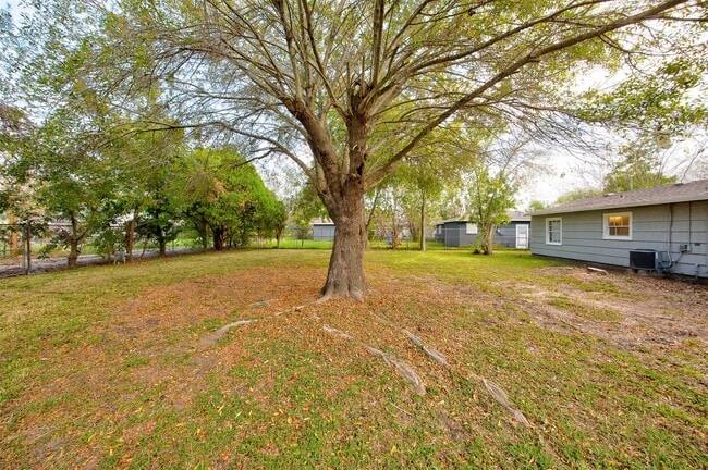 Building Photo - 1418 13th Ave N