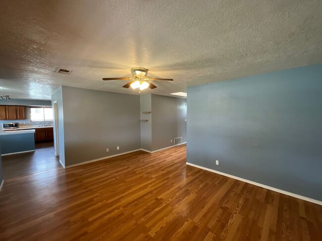 Building Photo - 3 Bedroom Single Story Home Available In E...