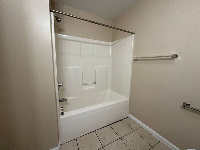 Building Photo - 10 Zell Ln