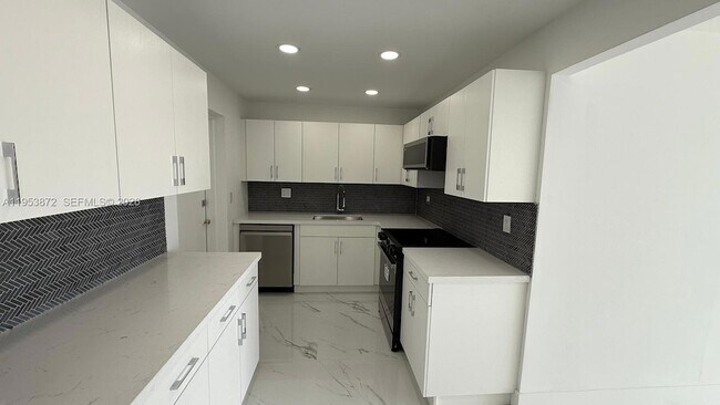 Building Photo - 16850 S Glades Dr