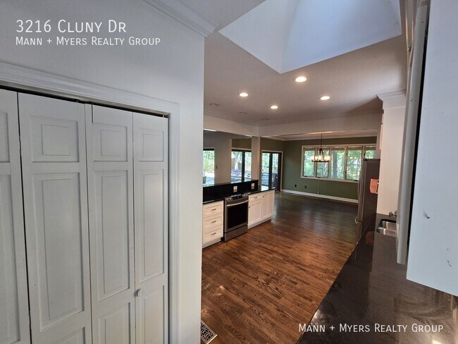Building Photo - 3216 Cluny Dr