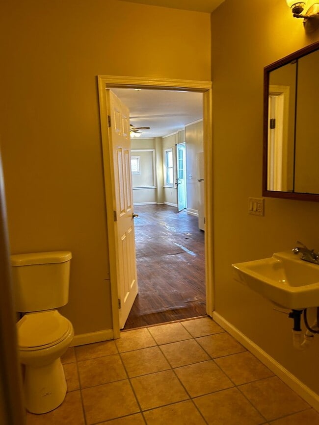 Building Photo - 552 Main St