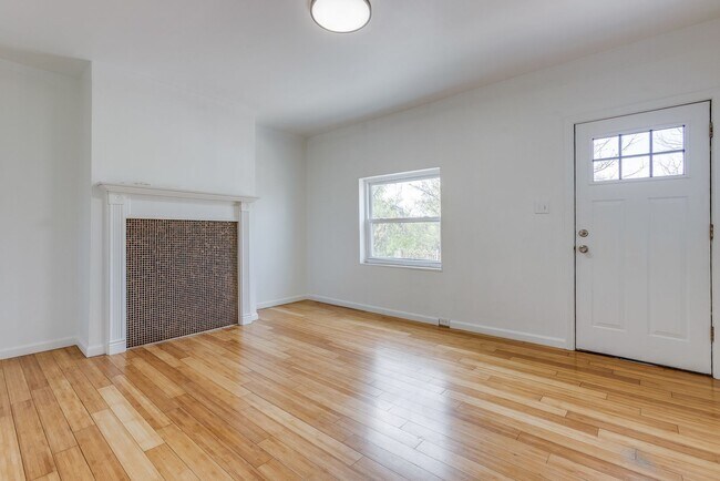 Building Photo - 1002 E Warrington Ave