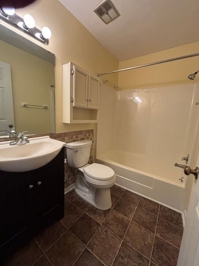 Building Photo - 136 Grimes St