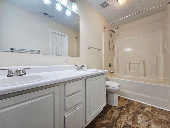 Building Photo - Three Bedroom With Large  Bonus Room