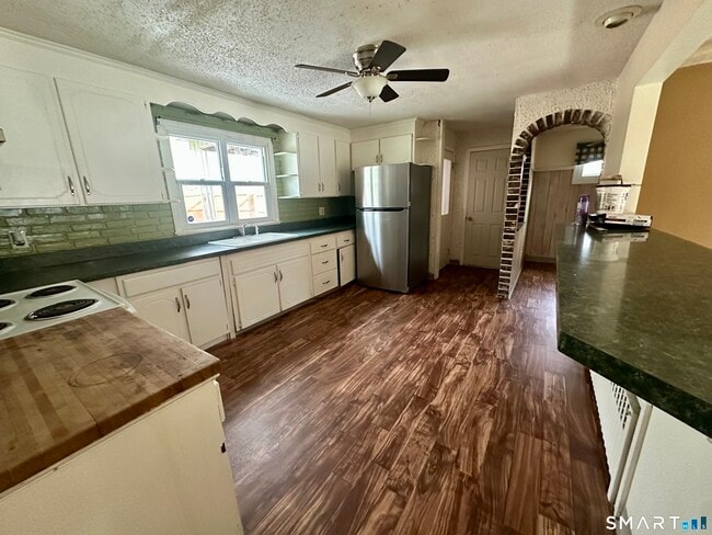 Building Photo - 448 Tudor St