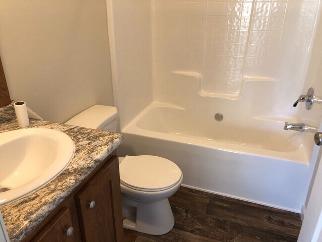 Building Photo - 3 Bedroom/2 Bath Duplex - Gray TN