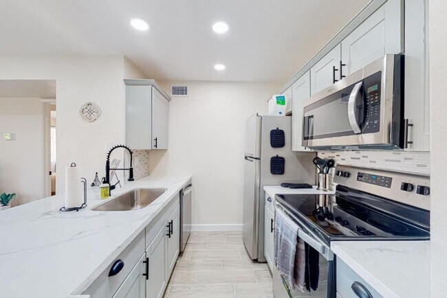 Building Photo - 8055 E Thomas Rd