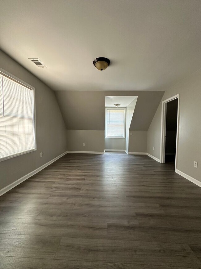 Building Photo - Large 4 bedroom home near Campus- Pre Lease for August 1st 2026