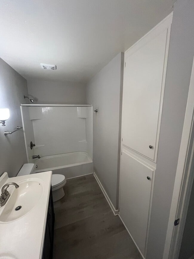 Building Photo - Spacious 2 Bed / 1 Bath Upstairs Condo in San Carlos – Utilities Included!