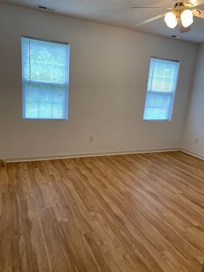 Building Photo - 1/2 OFF FIRST MONTHS RENT! 3 Bedroom 2 Bat...